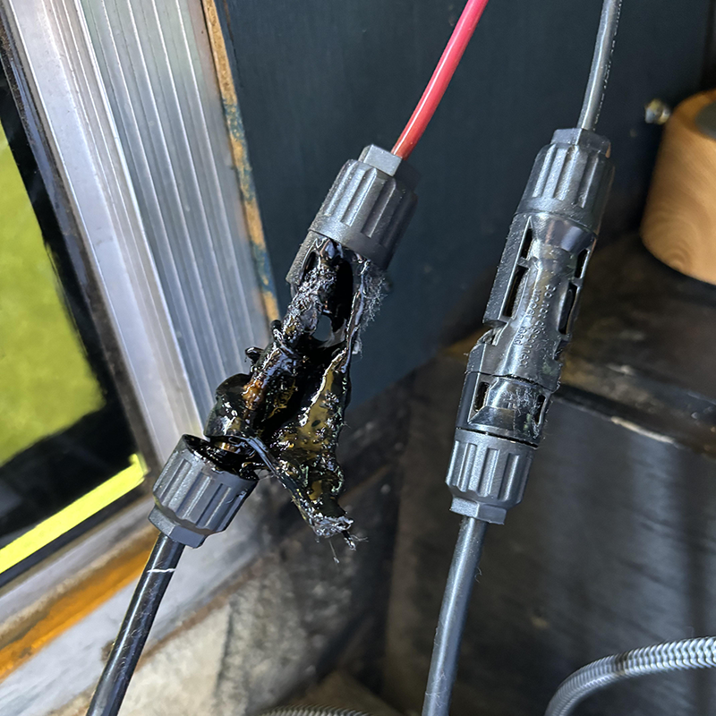 Défaut connecteur MC4 connecteur gauche fondue